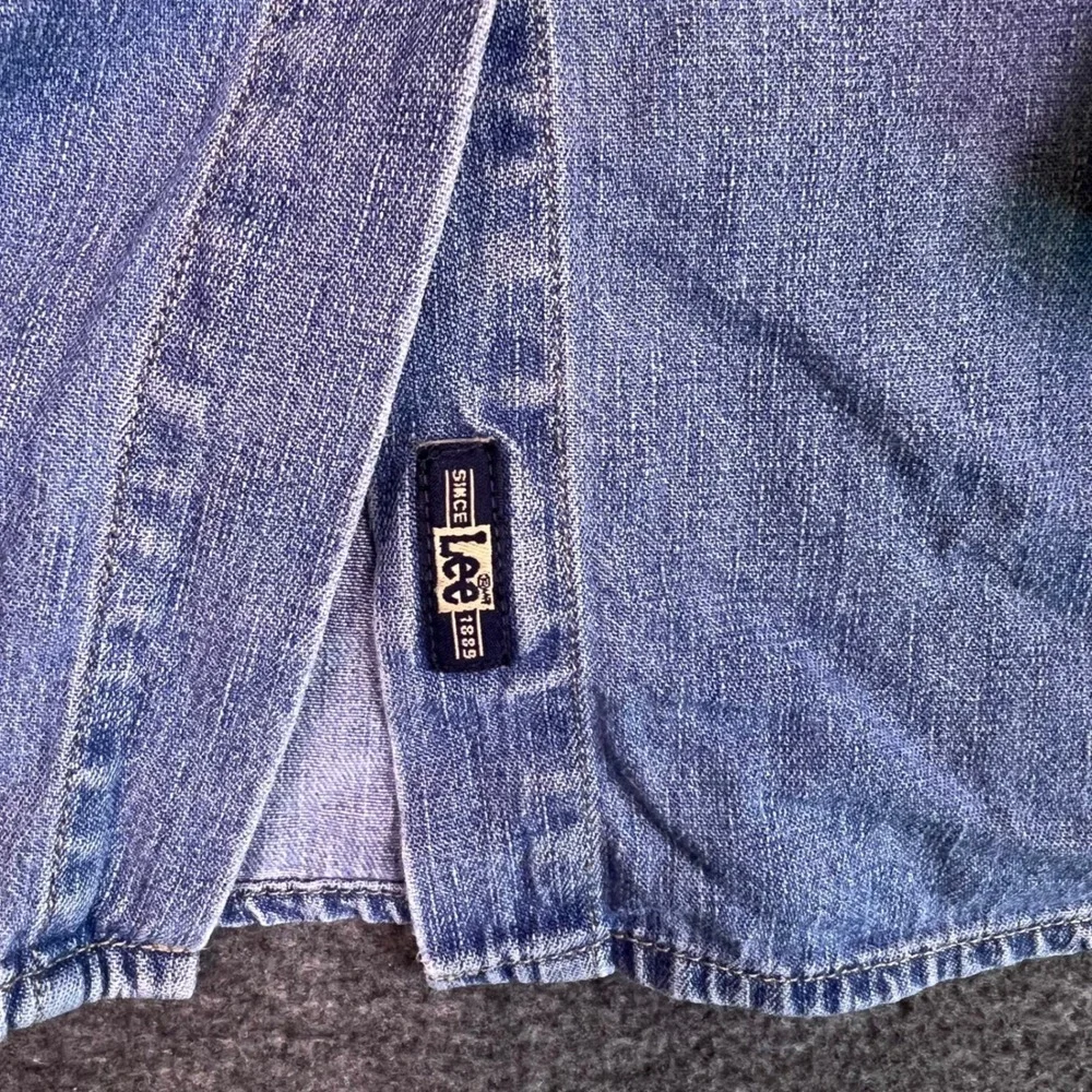 Vintage 90s Lee Denim Shirt Womens M Long Sleeve Button Up Classic Cotton Pocket - Picture 10 of 14
